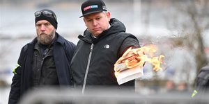 Διαδηλωτές καίνε το Κοράνι στη Δανία, μπροστά από την ιρακινή πρεσβεία / Φωτογραφία: Twitter