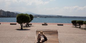 ξαπλα ντεκ με καπελο