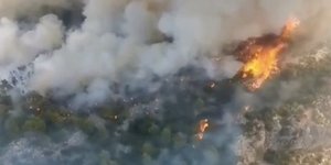 Φωτιά στα Δερβενοχώρια: Συγκλονιστικό βίντεο από ελικόπτερο