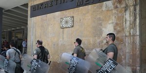 ΜΑΤ Δικαστήρια Θεσσαλονίκης δίκη Άλκη Καμπανού οπαδοί