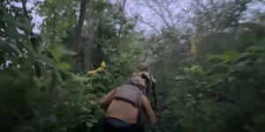Βρετανοί δημοσιογράφοι τρέχουν να κρυφτούν ενώ πέφτουν οβίδες στην Ουκρανία