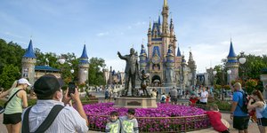 Τουρίστες επισκέπτονται το Magic Kingdom Park στο Walt Disney World Resort στη λίμνη Buena Vista, Φλόριντα