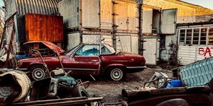Σπάνια αυτοκίνητα σε παρατημένο γκαράζ