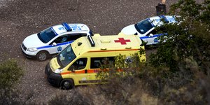 Περιπολικά της ΕΛ.ΑΣ και ασθενοφόρο του ΕΚΑΒ