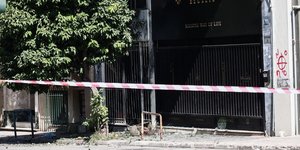 Υλικές ζημιές από τις εκρήξεις μπροστά από το κτίριο της Τεκτονικής Στοάς