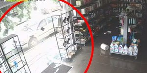 To ωστικό κύμα κατεβάζει τζαμαρία σε κατάστημα στη Νέα Αγχίαλο