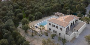 Ενα υπέροχο σπίτι μέσα σε ελαιώνα στην Κέρκυρα