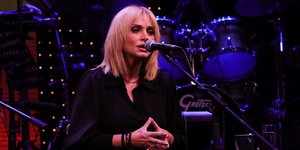 Η Ελεωνόρα Ζουγανέλη τραγουδάει