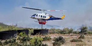 Μάνδρα: Ελικόπτερο «βουτάει» σε δεξαμενή για να πάρει νερό 