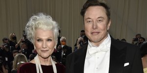 O Έλον Μασκ με τη μητέρα του