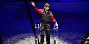 Εμφανώς συγκινημένος ο Έλτον Τζον στη συναυλία του στη Στοκχόλμη