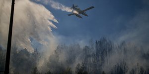 Τράκτορας επιχειρεί στην κατάσβεση της πυρκαγιάς στην Αρχαία Ολυμπία