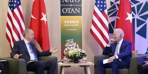 Ερντογάν και Μπάιντεν συζητούν στο περιθώριο της συνόδου του ΝΑΤΟ