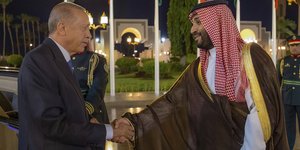 Ο Ερντογάν στη Σαουδική Αραβία, συνάπτει συμφωνίες με τον Μοχάμεντ Μπιν Σαλμάν / Φωτογραφία: AP Photos