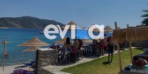 «Πνίγεται» από κόσμο η Γαλάζια Λίμνη στην Εύβοια