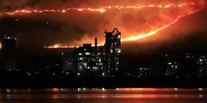 Φωτιά στο Αλιβέρι της Εύβοιας