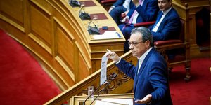 Ο επικεφαλής της ΚΟ του ΣΥΡΙΖΑ Σωκράτης Φάμελλος στο βήμα