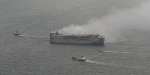 To φλεγόμενο φορτηγό πλοίο Fremantle Highway ανοικτά της Ολλανδίας