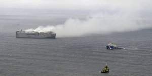 Η φωτιά καίει από την Τετάρτη στο φορτηγό πλοίο Fremantle Highway ανοικτά των ακτών της Ολλανδίας