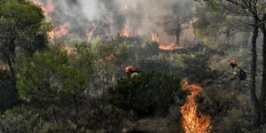 Πυροσβέστες ανάμεσα σε φλόγες σε δασική έκταση στο Λουτράκι