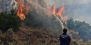 φωτιά πυρκαγιά Δερβενοχώρια πυροσβέστης σβήνει μάνικα
