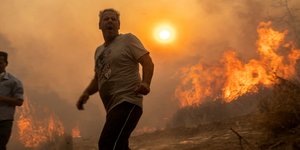Κάτοικος του Γενναδίου στη Ρόδο παλεύει με την φωτιά