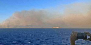 Φωτιά στη Σαρωνίδα, καλύφθηκαν τα πάντα από τον καπνό