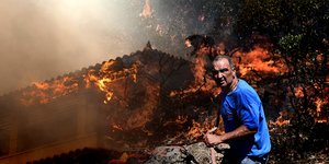 Η φωτιά στο Νέο Κουβαρά καίει σπίτια