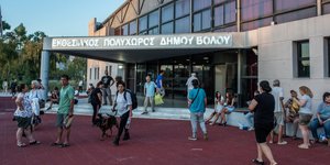 Κάτοικοι που απομακρύνθηκαν από τη Νέα Αγχίαλο κατέφυγαν στον εκθεσιακό πολυχώρο του Δήμου Βόλου / Φωτογραφία: EUROKINISSI