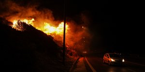 Φωτιά τη νύχτα