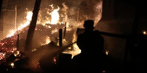 Ολονύχτια μάχη με τις φλόγες στα πύρινα μέτωπα Μάνδρας και Λουτρακίου