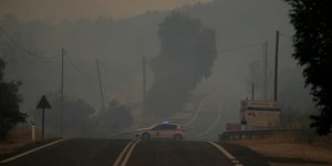 Περιπολικό κόβει τον δρόμο λόγω φωτιάς