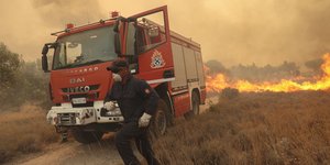 Συγκλονιστικές εικόνες από τη Νέα Ζωή Μάνδρας -Πυροσβέστες πάλεψαν με τις φλόγες, έσωσαν κατοίκους [βίντεο]
