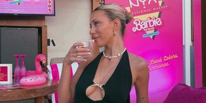 Η Γαρυφαλλιά Καληφώνει ντύθηκε… Barbie χήρα