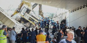 Πυροσβέστες στην γέφυρα που έπεσε στην Πάτρα