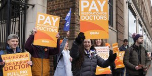 γιατροι με πλακατ