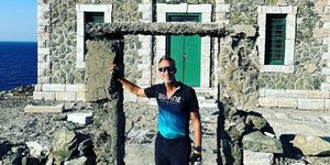 άντρας με αθλητική μπλούζα