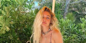 Η Τζίτζι Χαντίντ με μαγιό