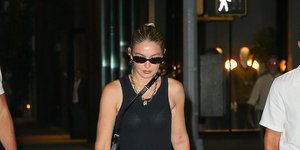 η Τζίτζι Χαντίντ με τζιν κάπρι