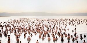 Φωτογράφος «έγδυσε» περίπου 1.000 ανθρώπους στο νέο έργο του στη Φινλανδία 