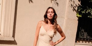 Γυναίκα με μπεζ μαλλιά