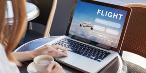 Γυναίκα κλείνει αεροπορικά εισιτήρια online 