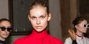 Γυναίκα με κόκκινη μπλούζα