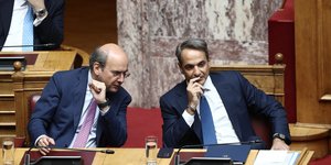 Χατζηδάκης και Μητσοτάκης συζητούν στη Βουλή