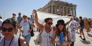Τουρίστες στην Ακρόπολη εν μέσω καύσωνα