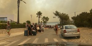Εκκενώσεις ξενοδοχείων στην Ρόδο λόγω της φωτιάς