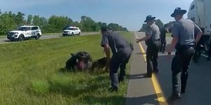 Βίντεο δείχνει αστυνομικό να εξαπολύει σκύλο σε έγχρωμο άνδρα που είχε παραδοθεί-