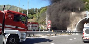 Φωτιά σε λεωφορείο στη Γένοβα