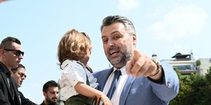 Γιάννης Καλλιάνος μωρό παιδί κλάμα ορκωμοσία Βουλή