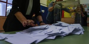 φακελοι στο τραπεζι